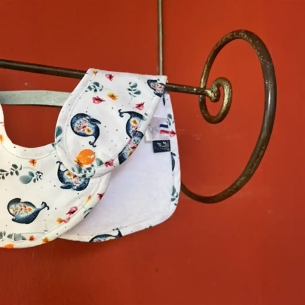 6290-Bavoir-Bandana-La-Baleine-Et-Les-Fleurs-00004.webp