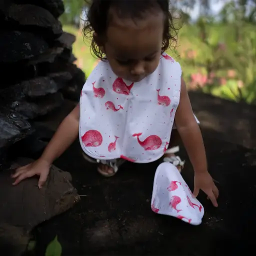 [5361] Bavoir - Les Baleines Roses